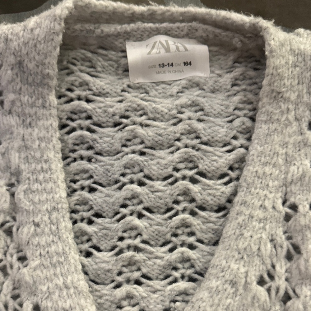 Zara Women's Light Gray V-Neck Sweater